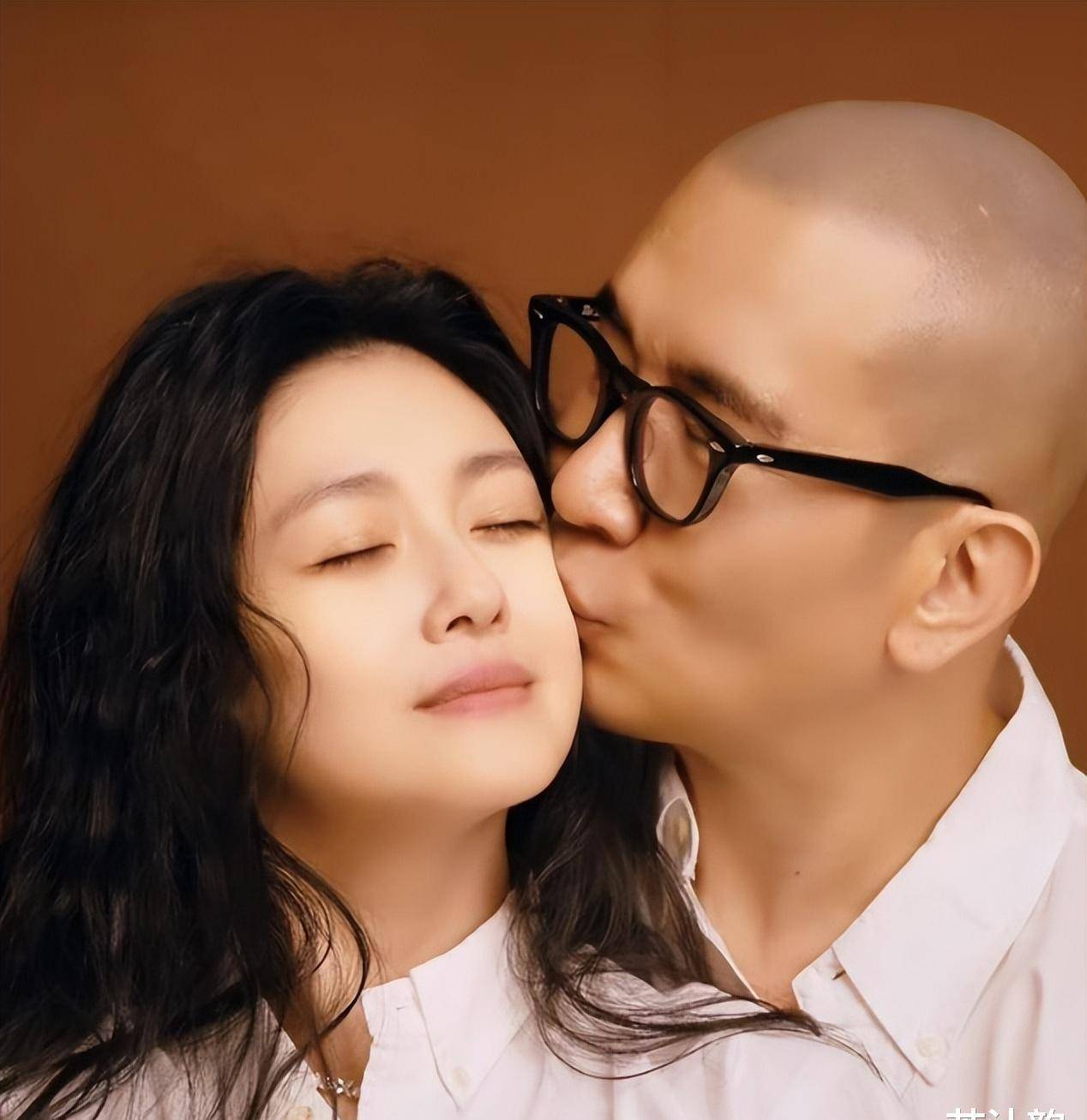 张兰陪伴孙子孙女游泳享天伦之乐,汪小菲性格很儒雅_孩子_俊晔_弟弟