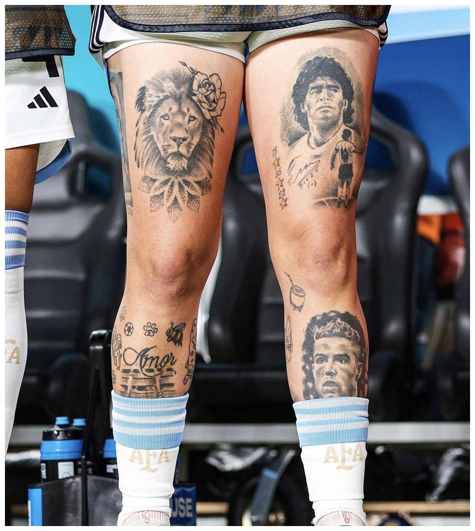 球迷们突然发现,阿根廷前锋的左大腿纹身是马拉多纳,小腿纹身是c罗.