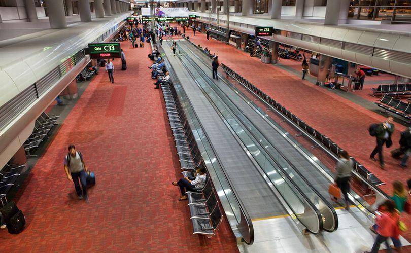 着寸缕在机场大厅闲逛,还与人打招呼,警方拿毯子保护_丹佛_问题_事件