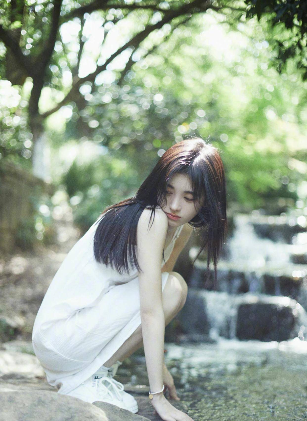 鞠婧祎被撞脸后开始怕了,改变风格营造初恋感觉,支持国货获好感_造型