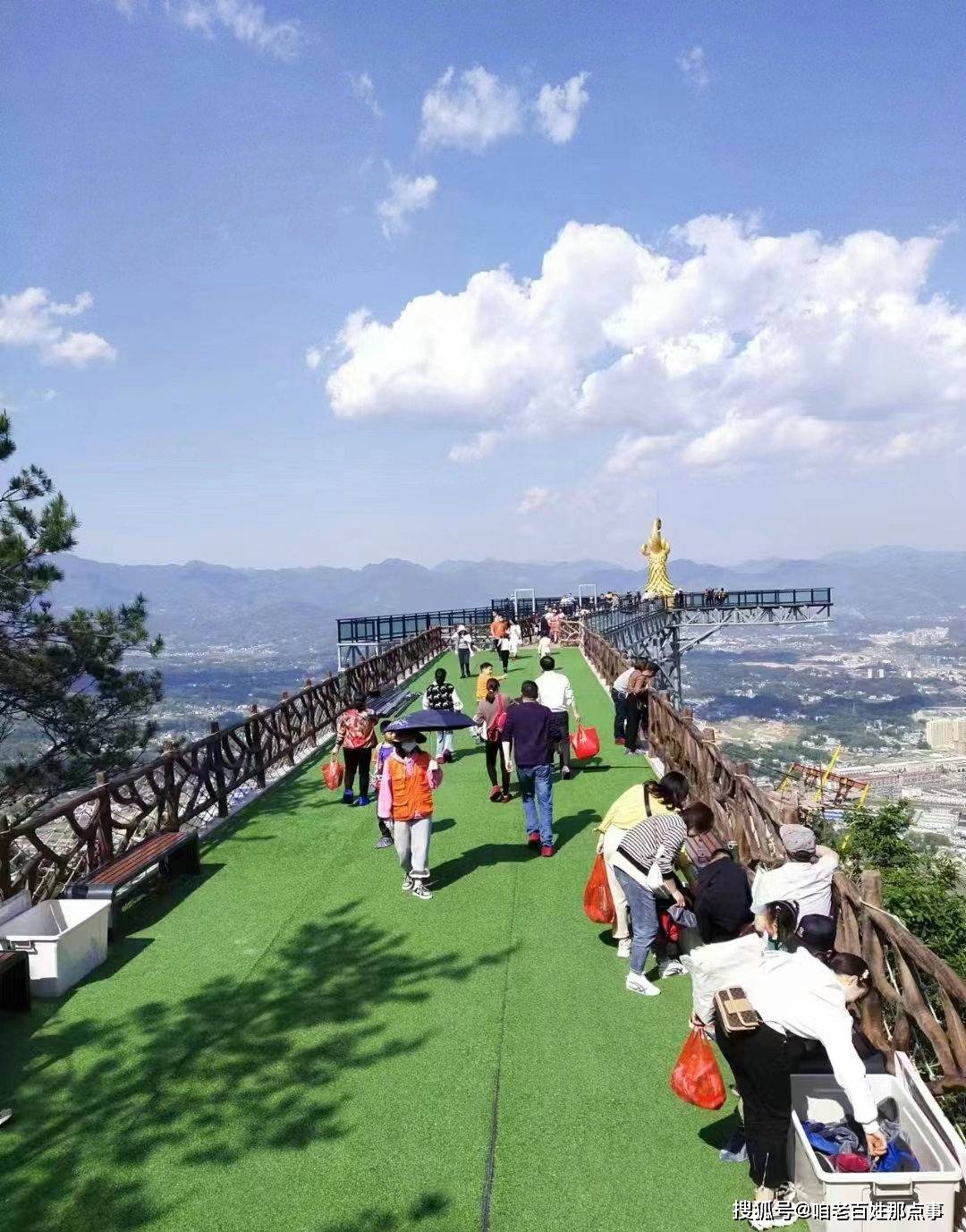 飞旗寨位于安徽"东香""合肥-武汉"高速公路岳西处交叉点,距岳西县城仅