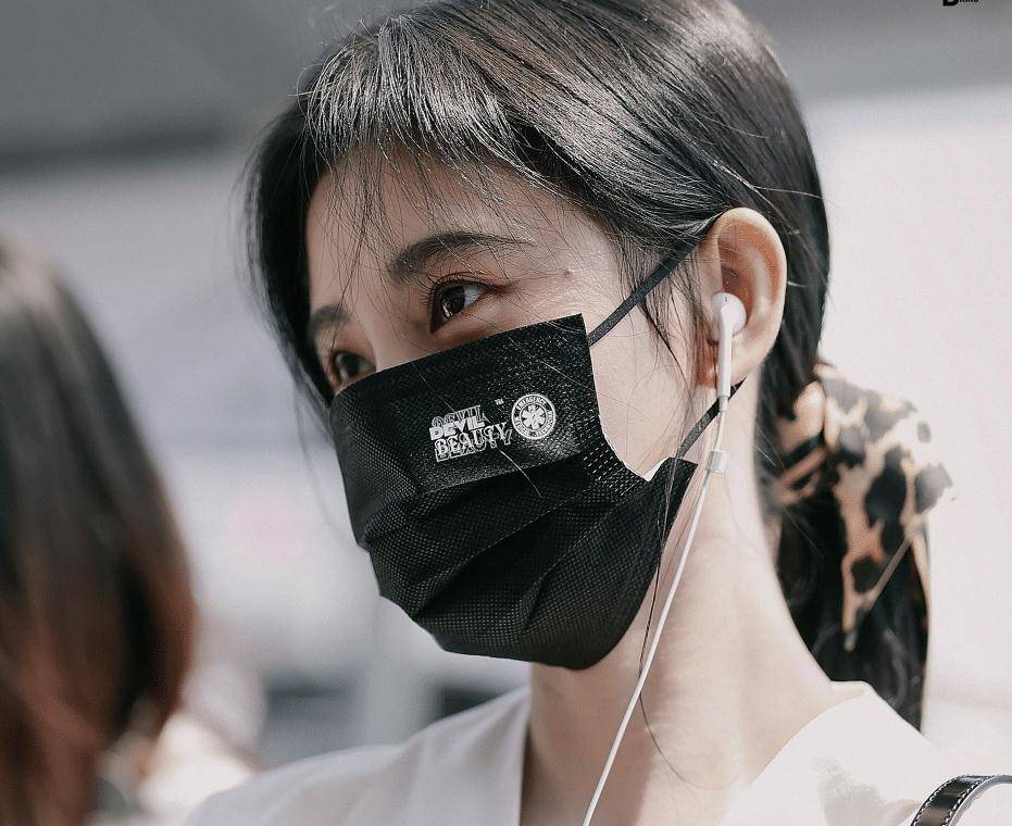 鞠婧祎终于切换风格,舍弃浓重眼影和卷发,淡雅得不像她自己了_口罩