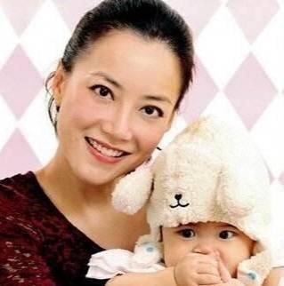 她陪伴谢霆锋23年,未婚40岁产下一女,今48岁依旧单身_霍汶希_宋喆