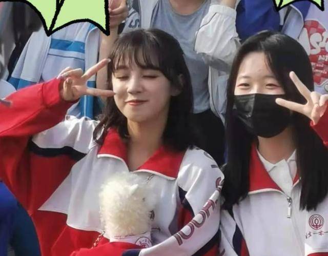 宋雨琦回母校重穿校服,淡妆下颜值更加抗打,瞬间成粉丝见面会_感觉