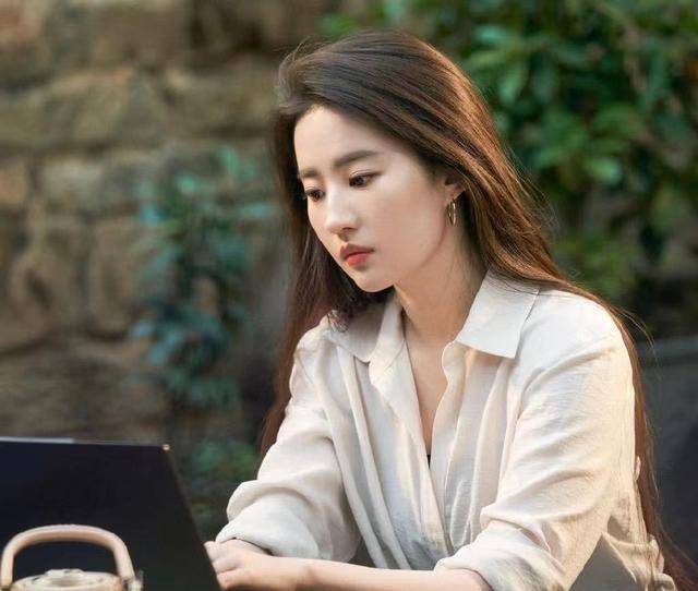 可能导演考虑到刘亦菲看起来柔柔弱弱的小女生形象,怕她喝酒不行,问她