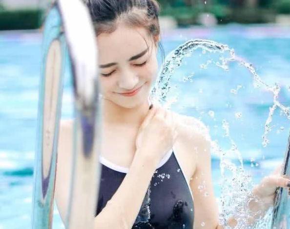 游泳女运动员不容易,常刮"体毛"成焦点,比赛还要用手拉泳衣!