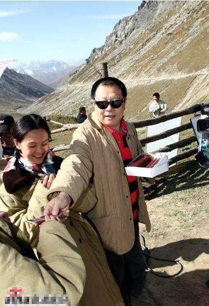 她老公李培森为人很谦和低调,但身份并不那么低调显得很显赫,他中国