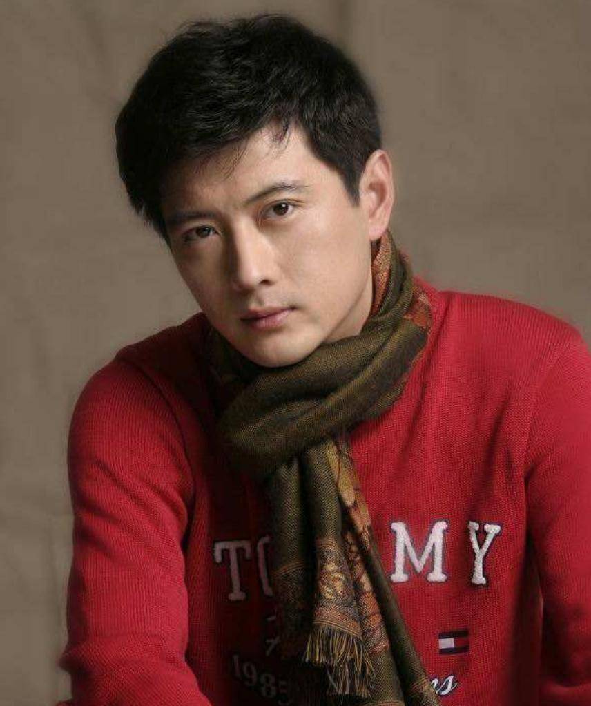 他出道被名导赏识,妻子为他做家庭主妇,演戏多年却没名气_王同辉_角色