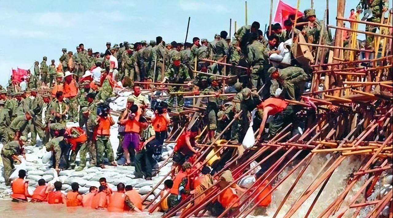 1998年,长江堤坝快垮塌数十万百姓未撤离,连长:全连死守30分钟_大堤