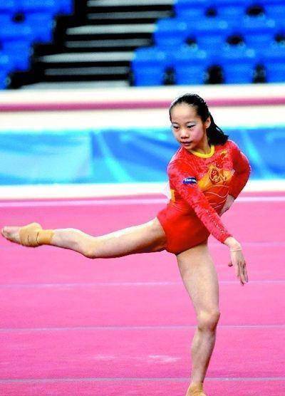 体操冠军邓琳琳现状:26岁身材傲人,和小学生合照显一大缺点_父亲_因为