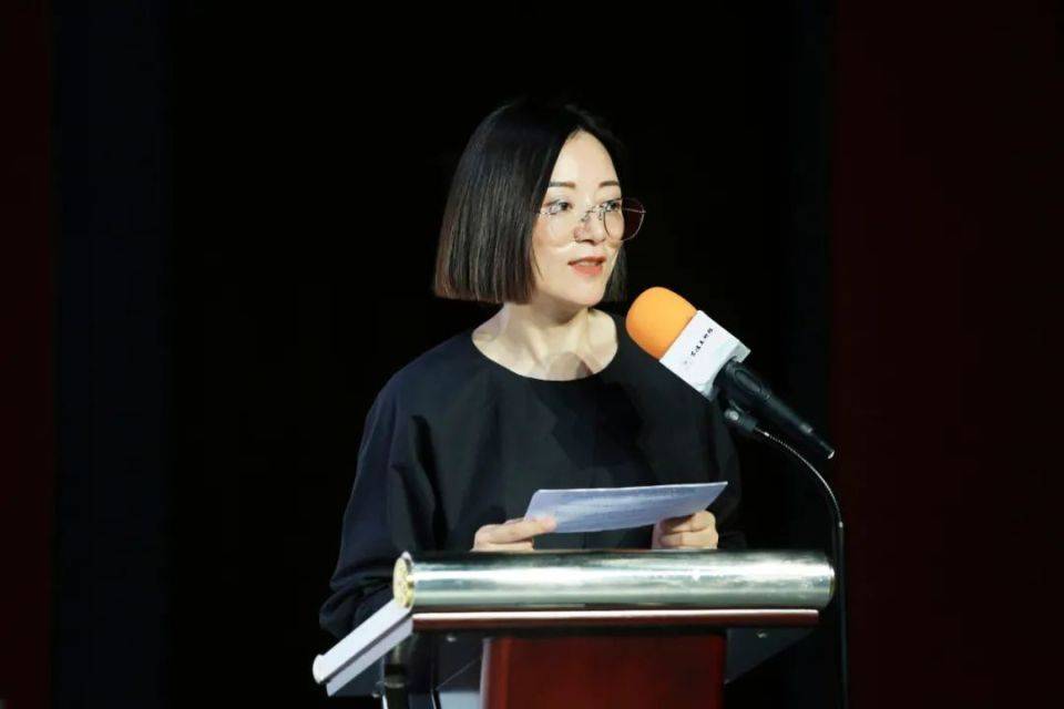 藏友之家艺术空间董事长朱珠讲话主持人为大家宣读中央美术学院教授李