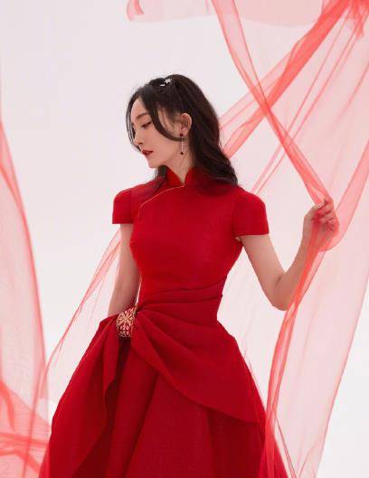 张艺凡跟风杨幂玩"漫画腰挑战",看清腰上痕迹后,网友:畸形!