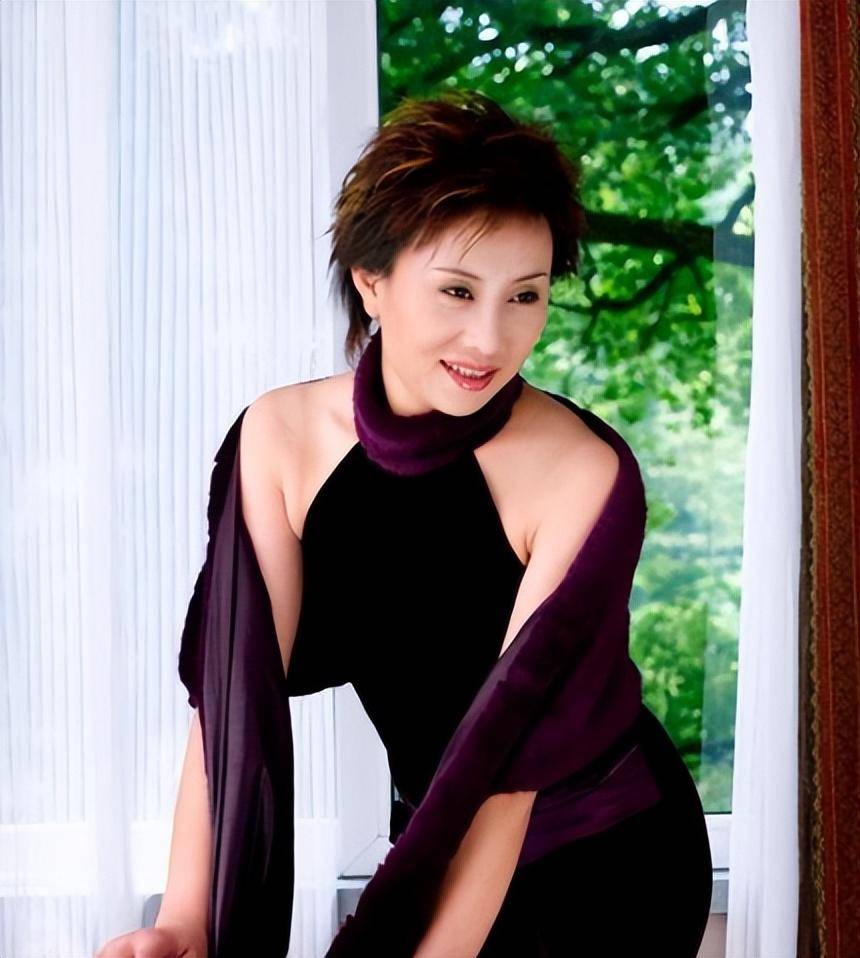 越剧名家吴凤花:因演戏被毁容,嫁画家丈夫现在怎样了?