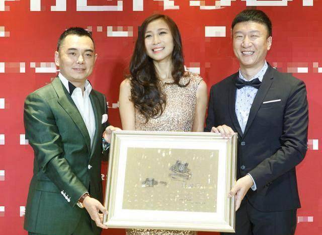 孙红雷携手娇妻王骏迪现身活动,她笑容甜美身材婀娜多姿,真迷人_妻子