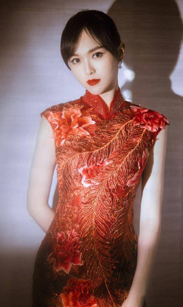 唐嫣红唇配大红连衣裙,就这造型她不红没谁了?_红色_气质_身材