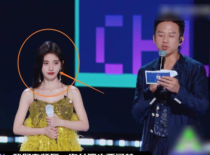 鞠婧祎和米卡牵手唱歌,我却被她腿围吸引,尺寸真不是一般人能比_舞台