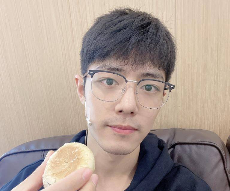 肖战晒自拍,胡渣却很抢镜,粉丝晒以往"胡渣照"来引围观_照片_月饼