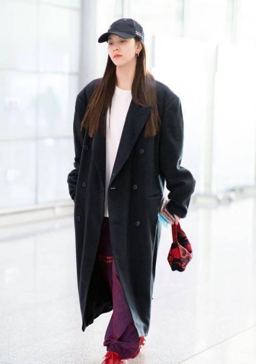 垫肩大衣配宽松运动裤,又美又酷a炸了_黑色_运动鞋_姐姐