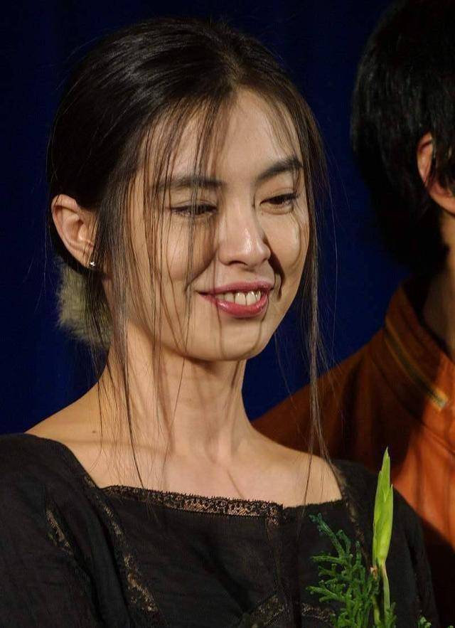 王祖贤:与众不同的优越眉眼_带着_眼睛_浅色