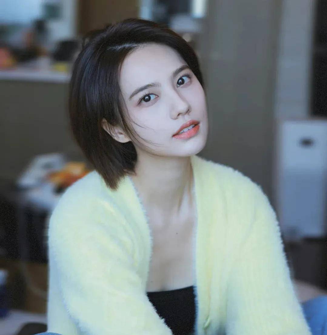 出道多年来,姜珮瑶相继参演了《与青春有关的日子》,《追踪》,《悍城