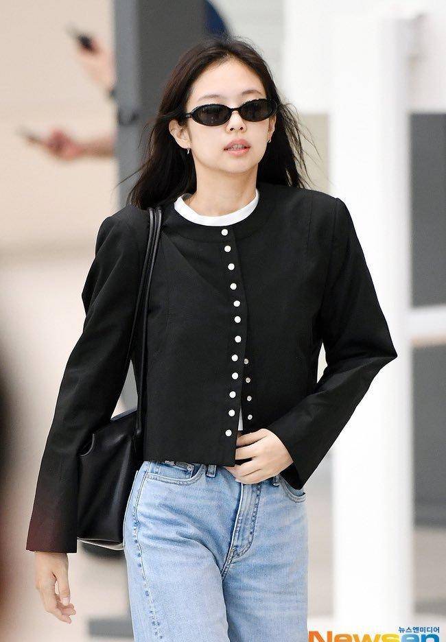 jennie因"上约会下上班"的着装风格而闻名,看起来精致又时尚_造型