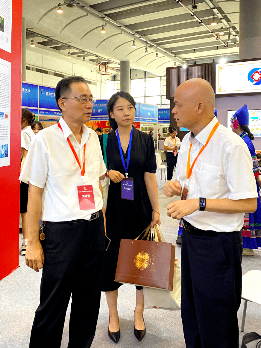 吸引前来的领导还有广西中医药管理局副局长张玉军,二级巡视员黄明瑞