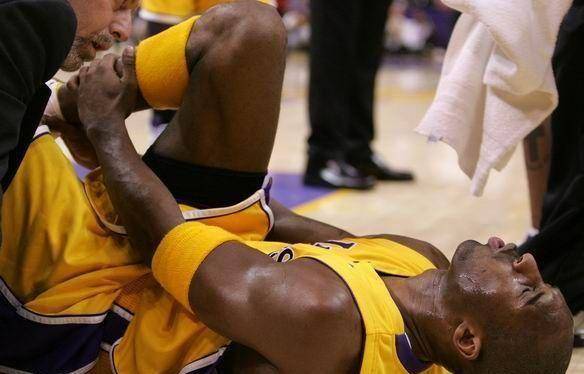 异常激烈的nba赛场上,球员最容易受伤的部位首先是脚踝,一般是崴脚,踩