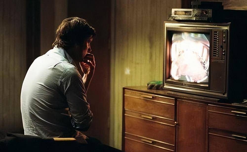 是观众心灵的深度探索,人性的脆弱和求生的勇气,思考生存意义_旅馆