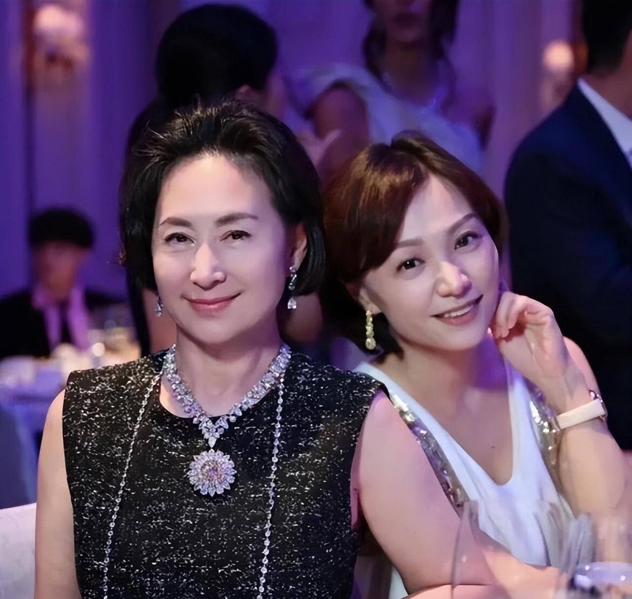 何超琼的穿着让我明白,一个女人是否"见过世面",看她的外表就知道了