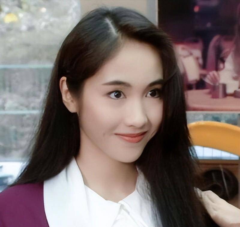 祖父黎民伟有着"香港电影之父"之称,祖母林楚楚是香港的第一代影星