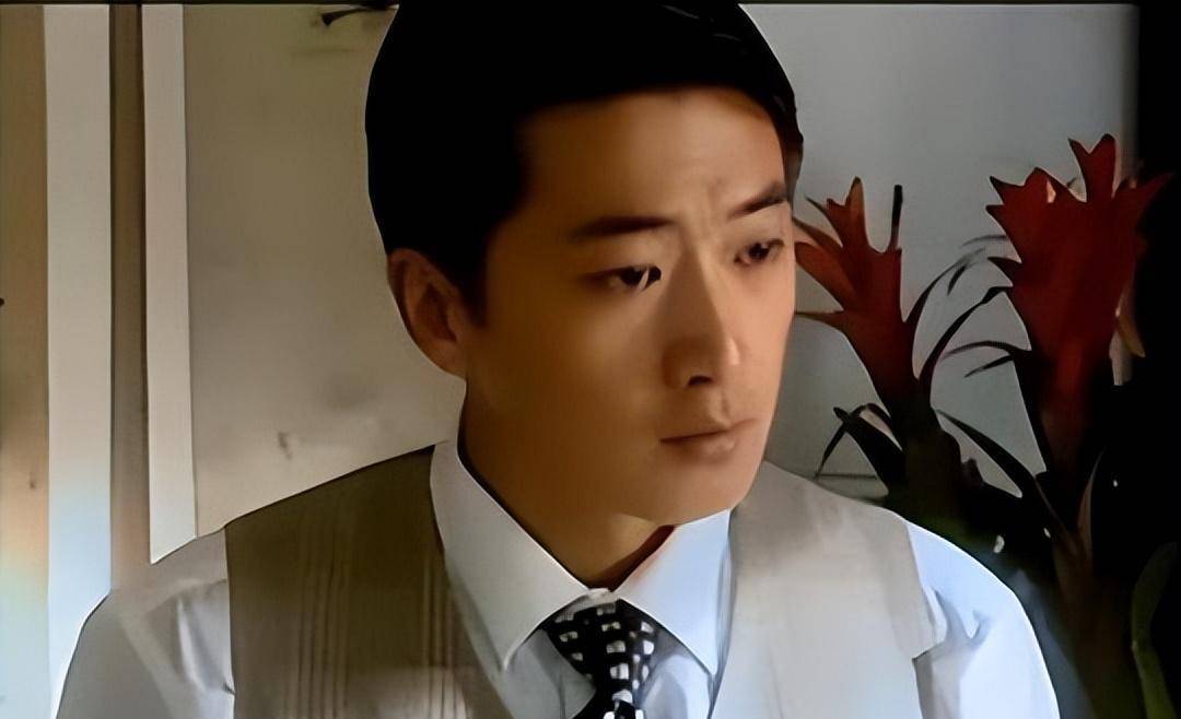 54岁演员邵峰,与妻女定居加拿大,豪宅打球烤羊,茅台洋酒摆满桌_刘欣