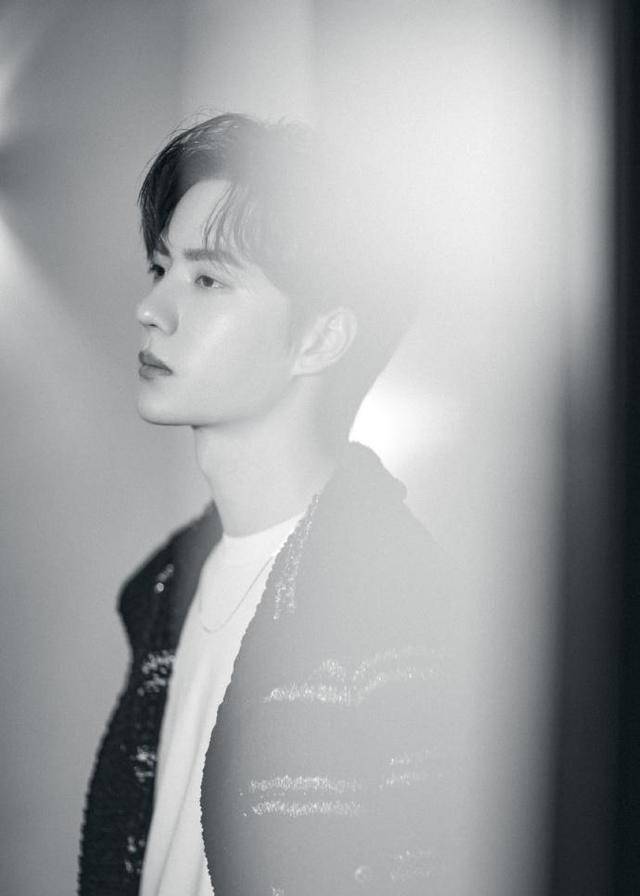 王一博五四晚会朗诗《青春》,造型吸睛帅气,晚会封面照引热议_因为