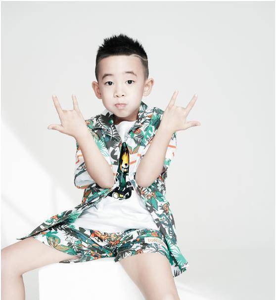 陈小春6岁儿子近照曝光,风格大变似翻版"山鸡哥"_jasper_应采儿_爸爸