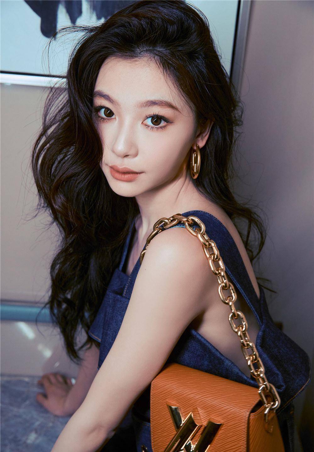 易梦玲受邀参加该品牌的时装秀,简约造型彰显时尚态度_未来_配饰_个人