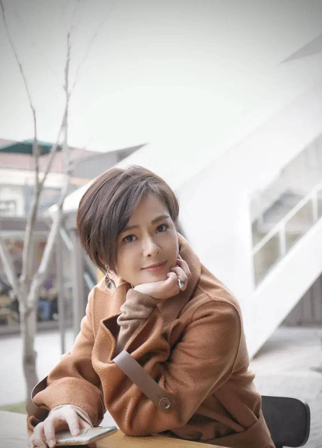 陈辰并非下嫁小两岁的老公41岁爱情甜蜜剪短发仍似少女