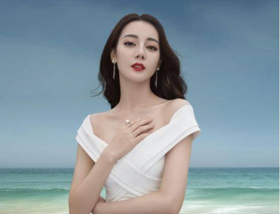 迪丽热巴长相自带异域时尚,可爱和时尚之间,可以随意切换!