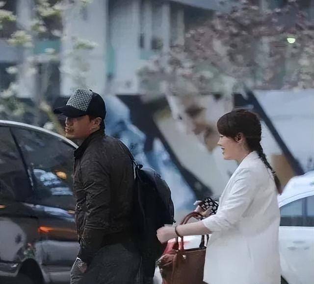 演员段奕宏妻子罕见露面,42岁颜值抢镜,穿瑜伽裤锻炼超显身材_王瑾