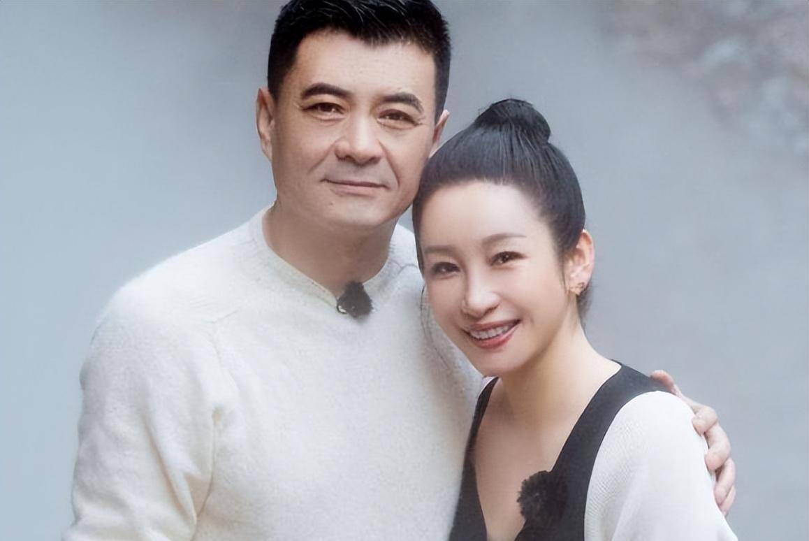 王新军再婚后,和妻子秦海璐风光无限,而前妻唐静呢?_朋友_孩子_生活