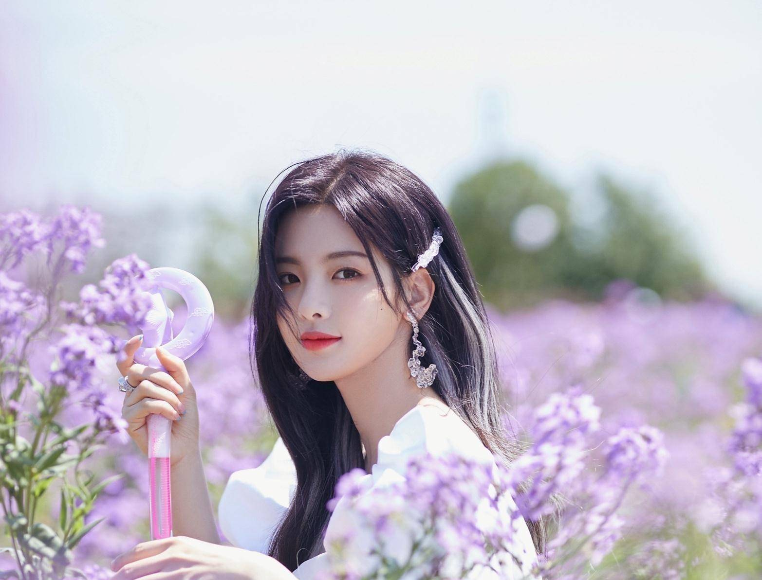 杨超越在拍时尚封面淡定从容,创新纯欲感巅峰,不愧是氛围感美女_带着