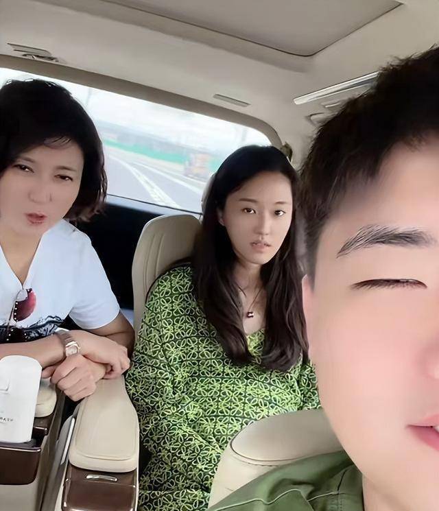 徐梦迪近照曝光,坐保姆车内一脸素颜,结婚多年太幸福_林傲霏_生活