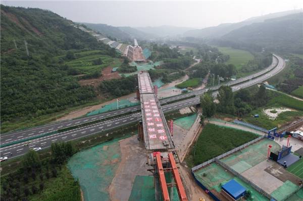 西延高铁杜村跨包茂特大桥主跨桥梁 成功转体对接_施工_驱动_液压