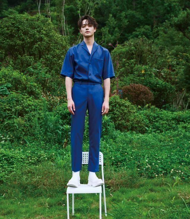 许凯时尚封面超帅气,各种休闲穿搭风格多样,款式多样,帅气依旧_黑色