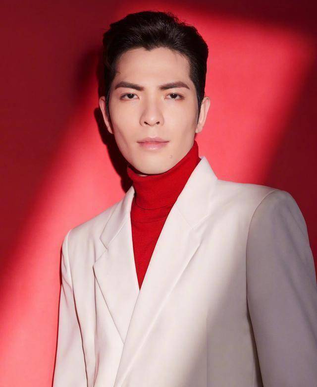 萧敬腾公开自己2岁童年照帅气依旧,网友却都在喊他去西安郑州_人民