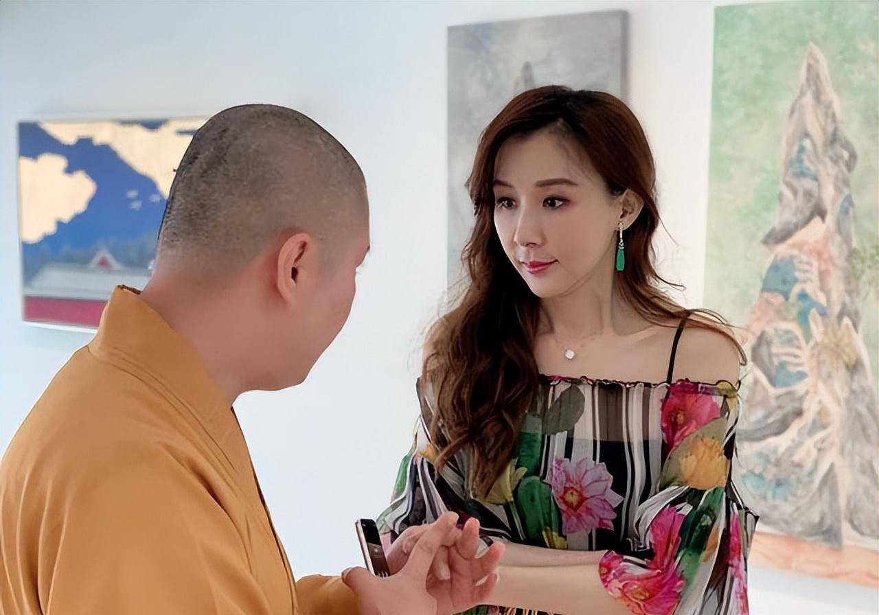 53岁萧蔷戴鸽子蛋现身活动,脸部僵硬显年龄感,身材纤细保养得宜_生活