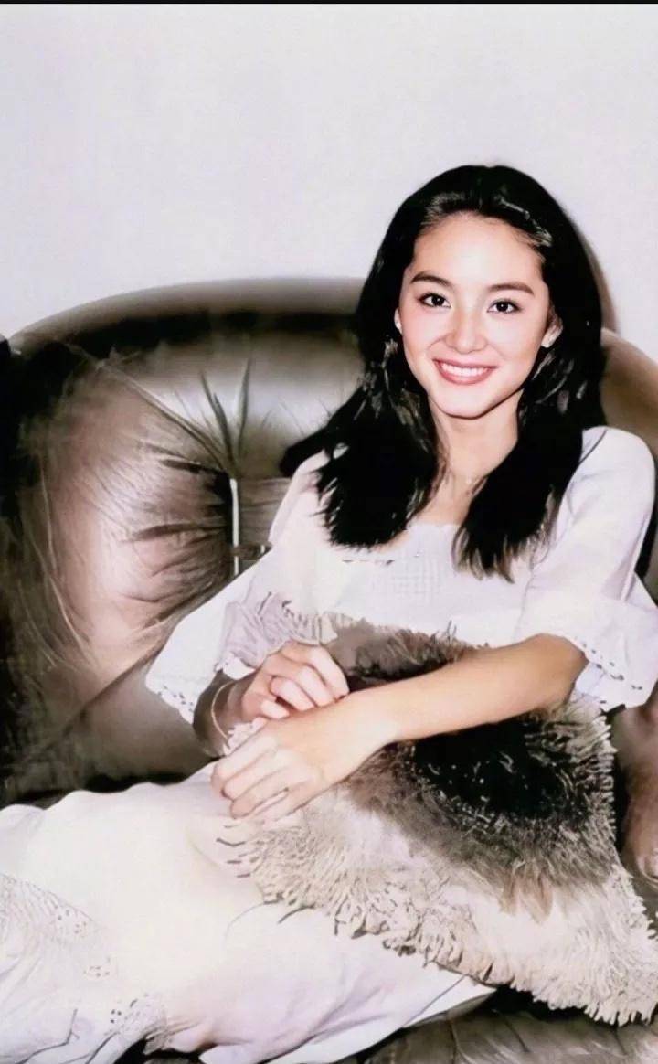 林青霞独领风骚以外,到了香港发展以后,80年代时,与张曼玉,梅艳芳