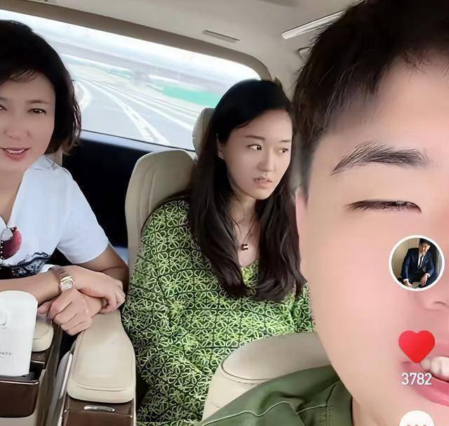 徐梦迪近照曝光,坐保姆车内一脸素颜,结婚多年太幸福_林傲霏_生活
