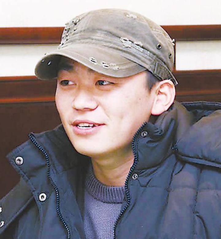 40岁王宝强大变样,戴金丝边眼镜温文尔雅,眼神里有了久违的沉淀_气质