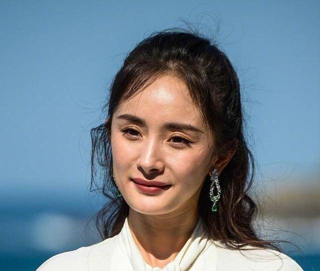 杨幂未ps原图老了10岁,烈日下变"苦笑"表情包_皮肤_照片_状态