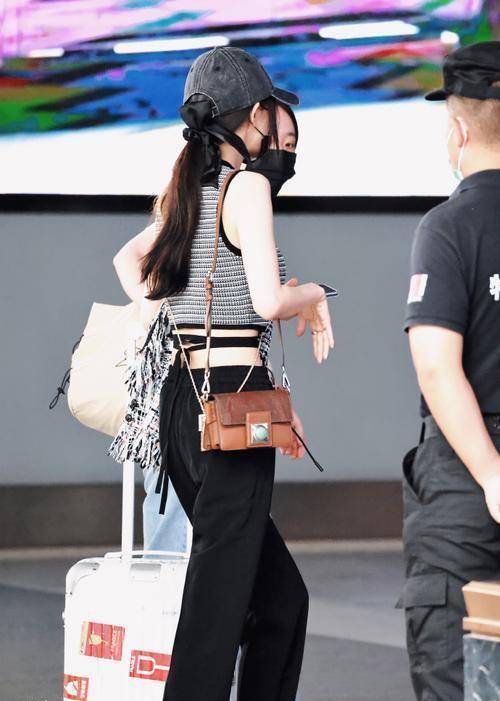 杨幂维密大片吊带连衣裙显妩媚动人,前凸后翘的身材羡煞旁人_沈梦辰