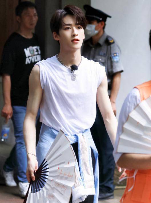 《宝藏行2》路透,何洛洛有活力,黄明昊个性,李沁很圈粉_极限挑战_白色